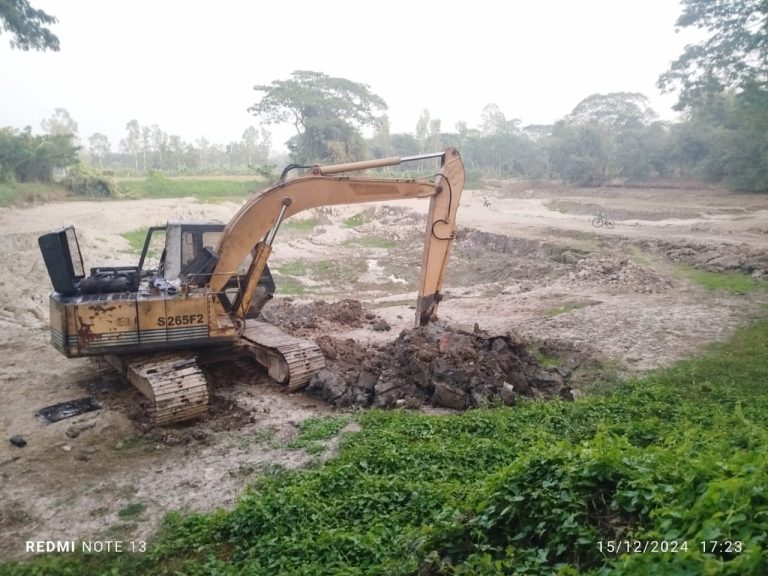 পটিয়ায় রাতের আঁধারে মাটি লুট