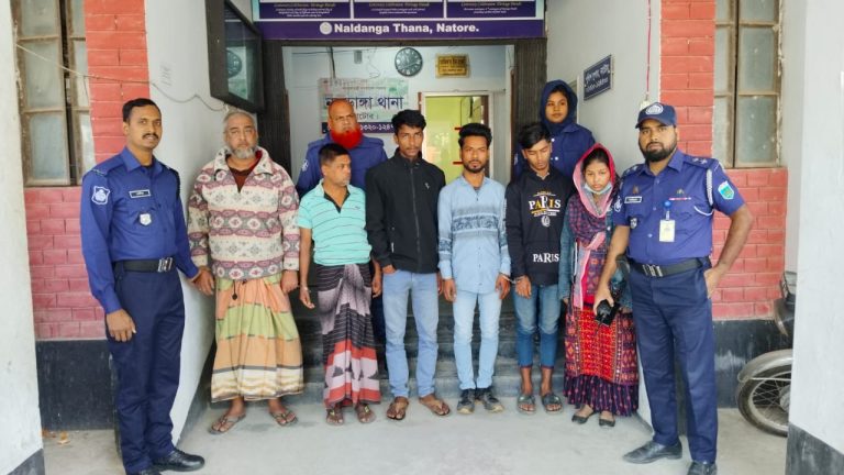 নাটোরে নারীসহ আন্ত:জেলা ডাকাত দলের ৬ সদস্য গ্রেফতার