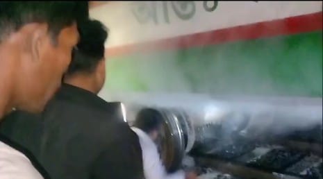 নাটোরে চলন্ত ট্রেনে আগুন