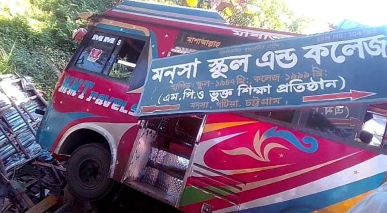 পটিয়ায় বাস খালে পড়ে নিহত ২