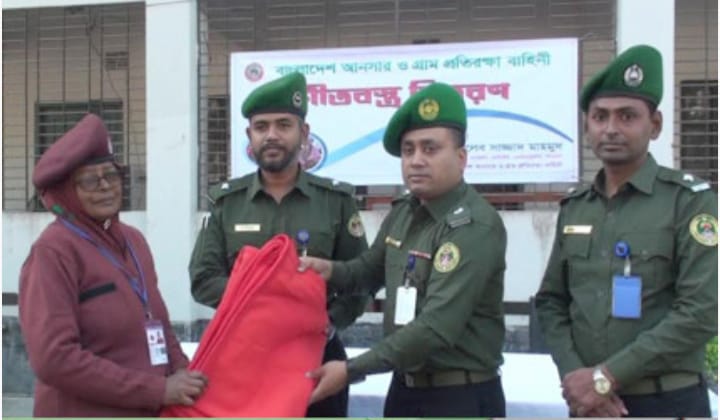 নাটোরে আনসার ও ভিডিপি সদস্যদের মাঝে শীত বস্ত্র বিতরণ