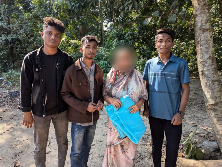মিরসরাইয়ে ২৮টি পরিবারের মাঝে “মানবিক জাগরণ” এর শীতবস্ত্র বিতরণ।