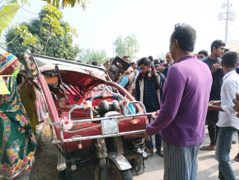 কুড়িগ্রামে ট্রাক-অটোরিকশার মুখোমুখি সংঘর্ষে মা-মেয়ে নিহত
