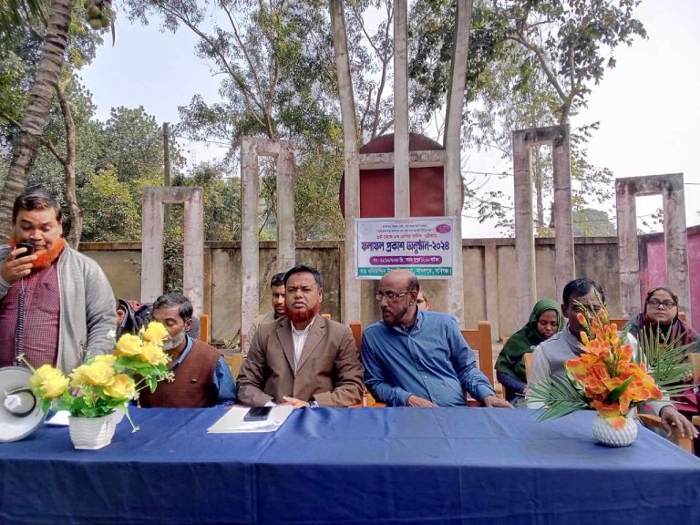 বার্ষিক পরীক্ষার ফল পেয়ে বাঁধ ভাঙ্গা উল্লাসে মেতেছেন শিক্ষার্থীরা।