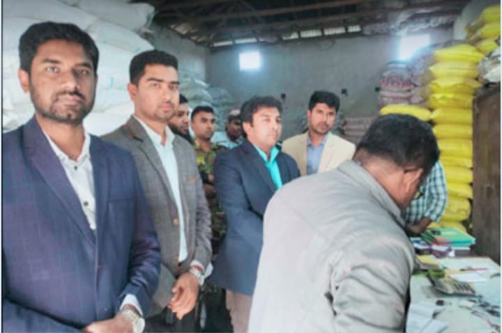 সারের কৃত্রিম সংকট সৃষ্টির দায়ে নাটোরের  দুই সার ব্যবসায়ীকে ৫০ হাজার টাকা জরিমানা