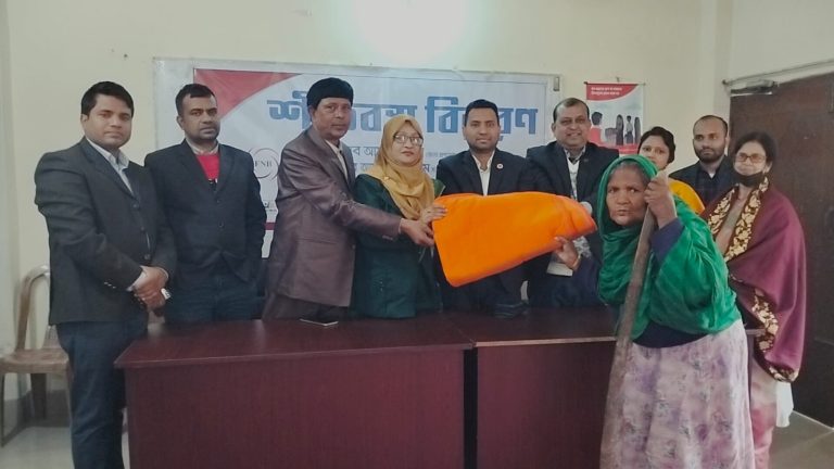 এনজিও ফেডারেশন নাটোর জেলা শাখার পক্ষ থেকে দুস্থদের মাঝে কম্বল বিতরণ