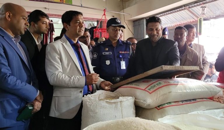 রাঙামাটিতে রমজানে নিত্যপণ্যের দাম স্থিতিশীল রাখতে ডিসির বাজার মনিটরিং