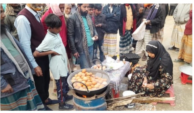 ডিম বিক্রি করছেন বিশ্ববিদ্যালয় পড়ুয়া ছাত্রী