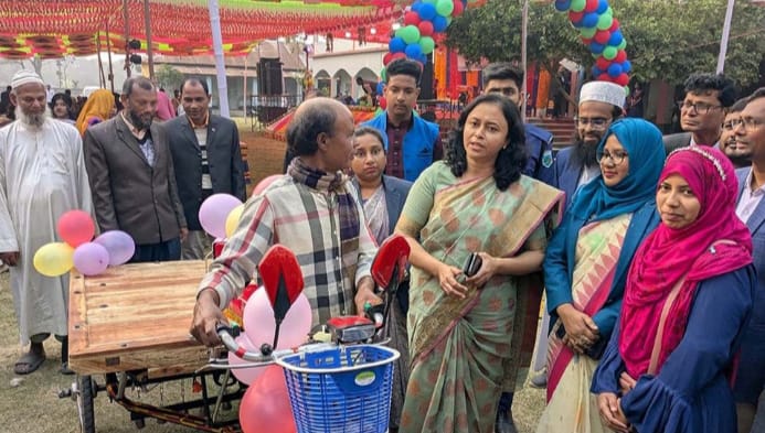 ডিম বিক্রি করা সেই চবি শিক্ষার্থী টুম্পার পরিবারে পাশে নাটোরের জেলা প্রশাসক