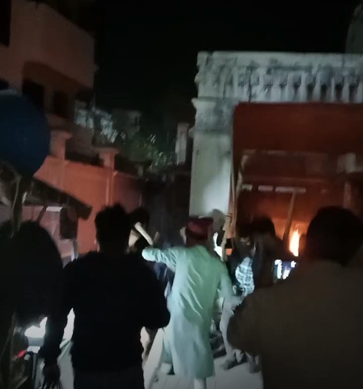 নাটোরে সাবেক এমপি শিমুলের বাড়িতে হামলা অগ্নিসংযোগ-নেচে গেয়ে উল্লাস