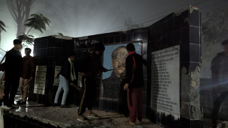 পটুয়াখালীতে শেখ মুজিবের দুটি ম্যুরাল ভাঙচুর, বিক্ষোভে উত্তাল