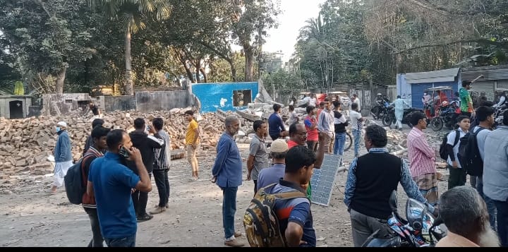 আওয়ামীলীগের দলীয় কার্যালয় ভেঙ্গে গুড়িয়ে দিল ছাত্র-জনতা