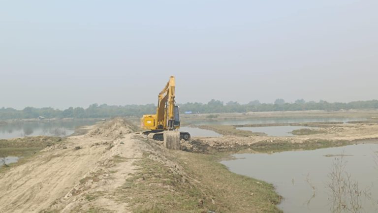 রাতের আঁধারে সরকারী খাস ও ফসলি জমির মাটি কেটে বিক্রি