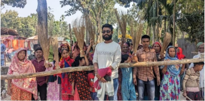 নাটোরে বড়াইগ্রামে এসিল্যান্ডের বিরুদ্ধে ঝাড়ু মিছিল