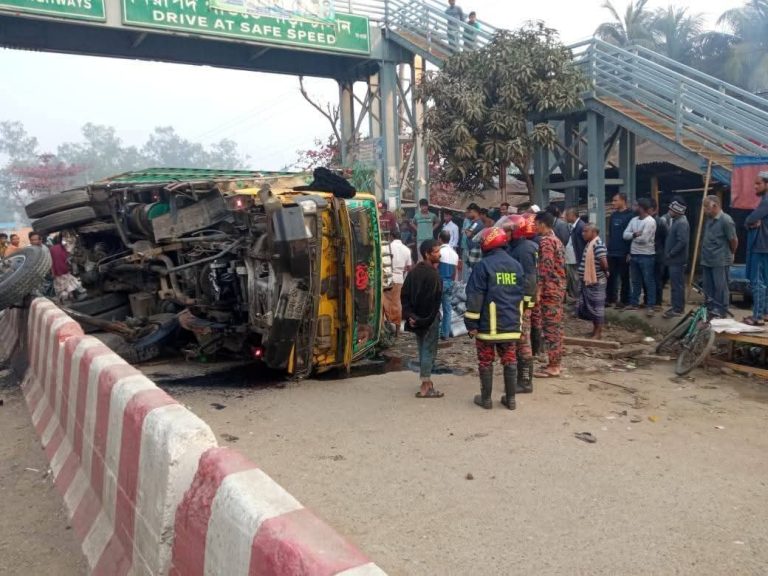মিরসরাইয়ে ট্রাকের চাপায় মোটরসাইকেল আরোহী নিহত