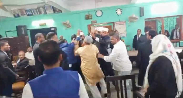 পটুয়াখালীতে আইনজীবীদের সংঘর্ষ জামাতপন্থী ৩ আইনজীবী আহত  ১১ জনের বিরুদ্ধে মামলা