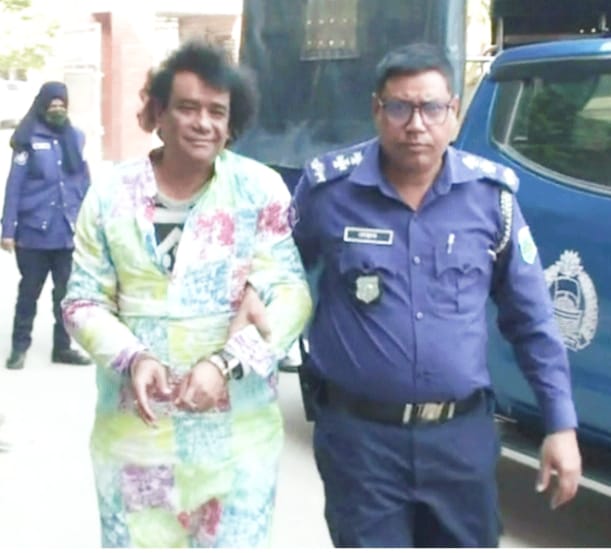 নাটোরে যুবলীগ নেতা ডাবলুকে মারপিট করে পুলিশে সোপর্দ করছে ছাত্র-জনতা