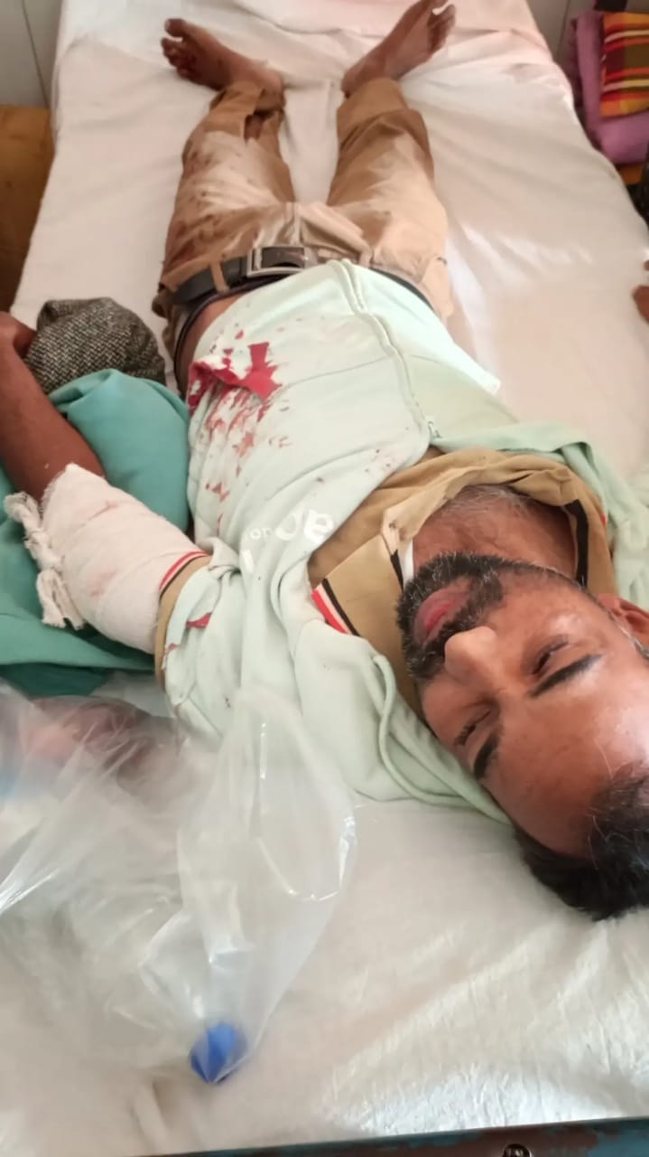 নওগাঁয় যুবককে কুপিয়ে জখম করলো আওয়ামী সন্ত্রাসীরা