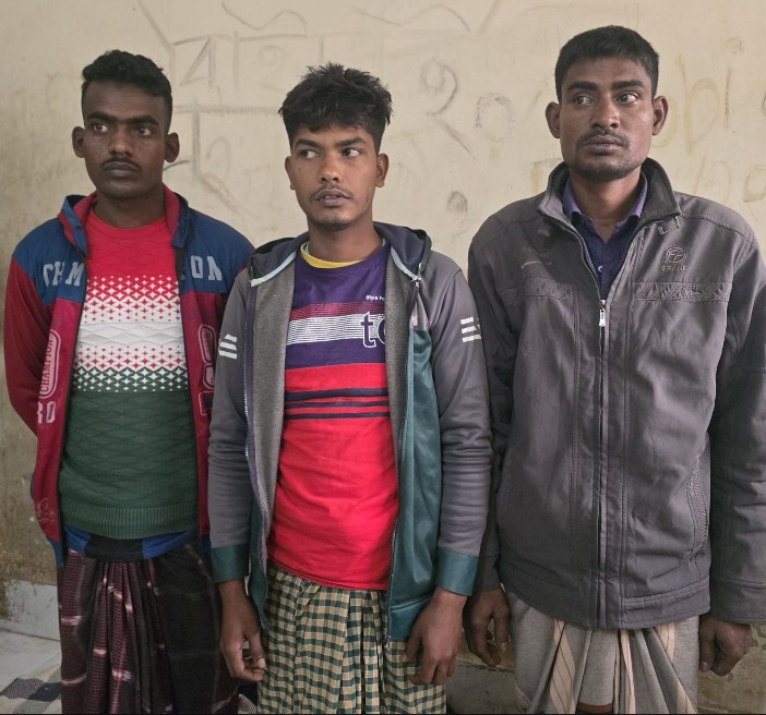 চাঁপাইনবাবগঞ্জে ডাকাত দলের প্রধানসহ আটক ৩