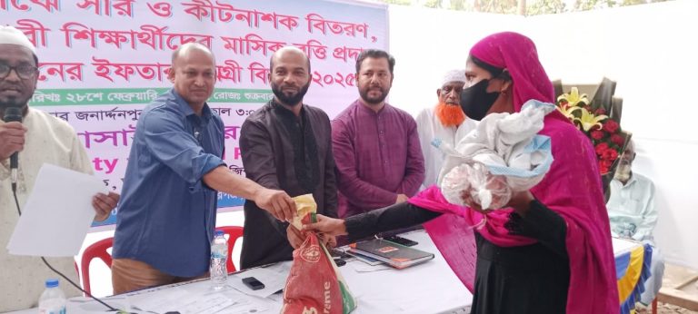 ওয়েভ সোসাইটি ফর রুরাল পিপল’র উদ্যোগে সার,কীটনাশক, শিক্ষা বৃত্তি ও ইফতার সামগ্রী বিতরণ
