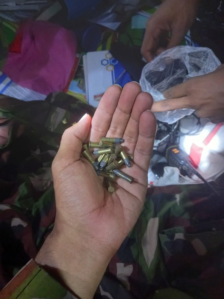 কাউখালীতে সেনাবাহিনীর অভিযানে অস্ত্রসহ বিপুল সরঞ্জাম উদ্ধার