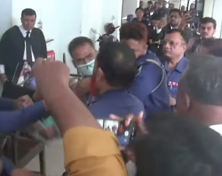 নাটোরে স্ত্রী করা মামলায় সাবেক এসপিকে কারাগারে প্রেরণ – ছবি নেওয়ার সময় সাংবাদিকদের উপর হামলা