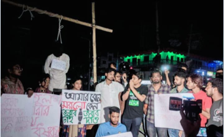 নাটোরে শিশু আছিয়ার ধর্ষকদের মৃত্যুদণ্ডের দাবিতে প্রতীকী ফাঁসির মঞ্চ বানিয়ে প্রতিবাদ