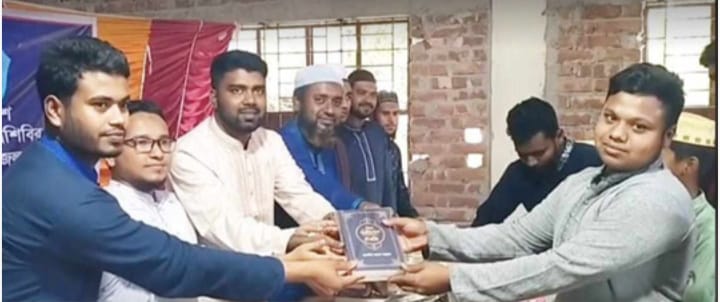 নাটোরের ছাত্র শিবিরের পক্ষ থেকে শিক্ষার্থীদের মাঝে পবিত্র কুরআন বিতরণ 