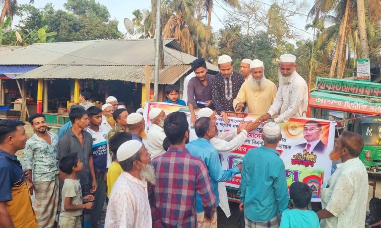 পটিয়ায় দক্ষিণ জেলা বিএনপির আহবায়ক ইদ্রিস মিয়ার পক্ষে ইফতার বিতরণ