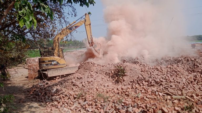 নওগাঁর আত্রাইয়ে অবৈধ ইটভাটা গুঁড়িয়ে দিল প্রশাসন