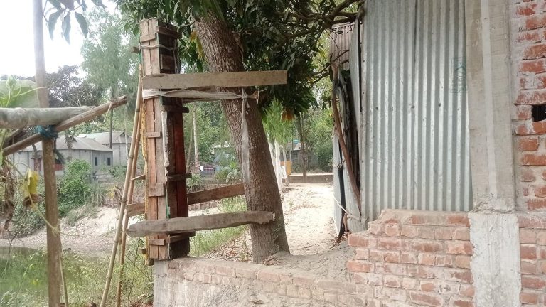 রৌমারীতে সরকারি রাস্তা দখল করে দেয়াল নির্মাণ,বাধা দেওয়ায় নারীকে মারধর