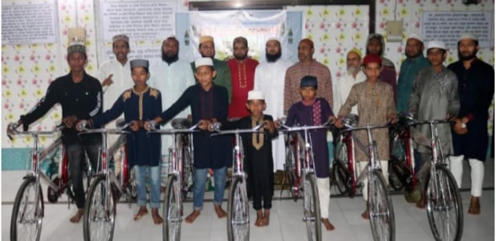 নাটোরে বড়াইগ্রামে একটানা ৪০ দিন জামায়াতে নামাজ পড়ে সাইকেল পুরস্কার পেলো সাত শিশু কিশোর
