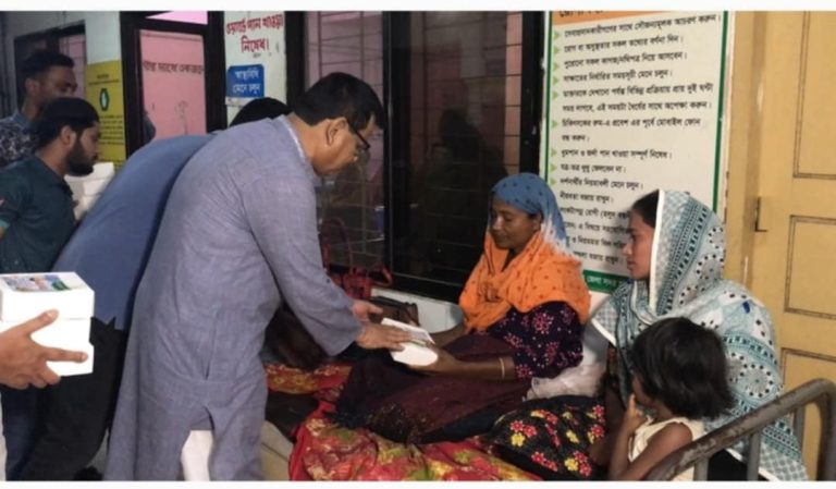 খাগড়াছড়িতে বিএনপি সভাপতির উদ্যোগে রোগীদের মাঝে ইফতার বিতরণ