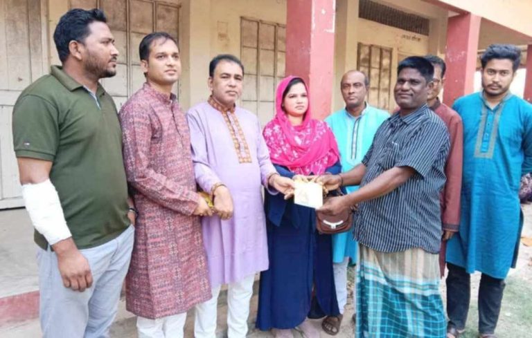 পটিয়ায়  অগ্নিকান্ডে ক্ষতিগ্রস্হ ২২ পরিবারের মাঝে পলাশ ধরের পক্ষ থেকে নগদ অর্থ বিতরণ