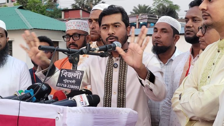 বিপদে পরলে অন্যান্য রাজনৈতিক দলকে ডাকি আর বিপদ উতরে গেলে মনে করি আমিই সর্বে সর্বা” -নুরুল হক নুর