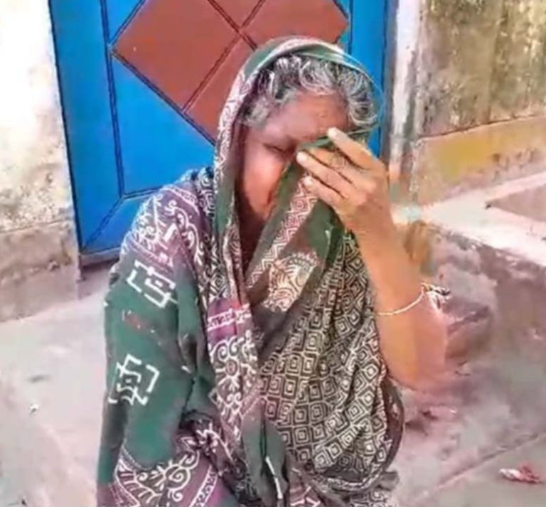 রৌমারীতে বৃদ্ধাকে চড়-থাপ্পড় মারলেন ইউপি সদস্য