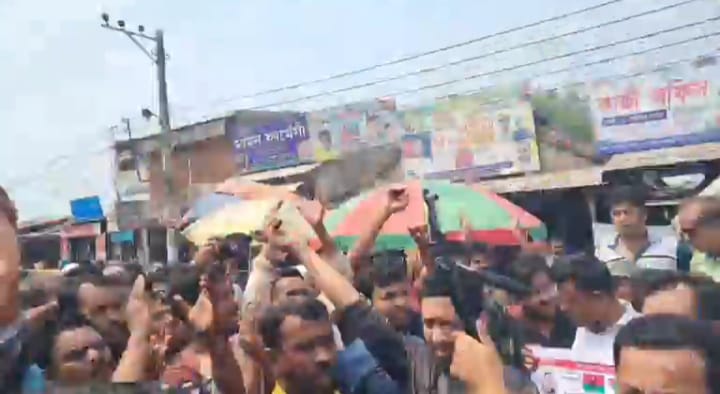 নাটোরে বিএনপির সদ্য ঘোষিত আহ্বায়ক কমিটি থেকে ৫ নেতার নাম প্রত্যাহারের প্রতিবাদে সড়ক অবরোধ