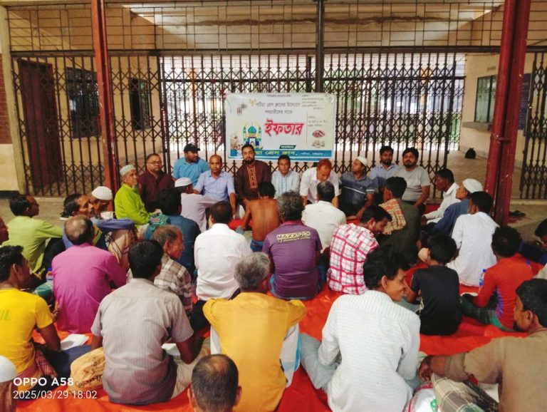 পটিয়া প্রেস ক্লাবের উদ্যোগে পথচারীদের মাঝে ইফতার বিতরণ
