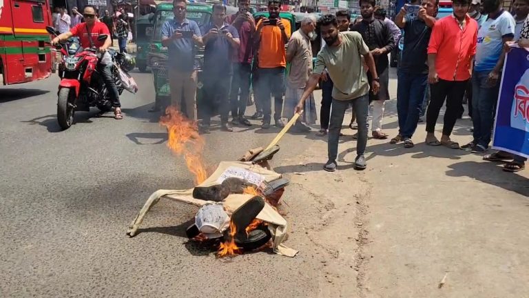 পার্বত্য উপদেষ্টার বৈষম্যমূলক বরাদ্দের প্রতিবাদে রাঙামাটিতে বিক্ষোভ, কুশপুত্তলিকা দাহ
