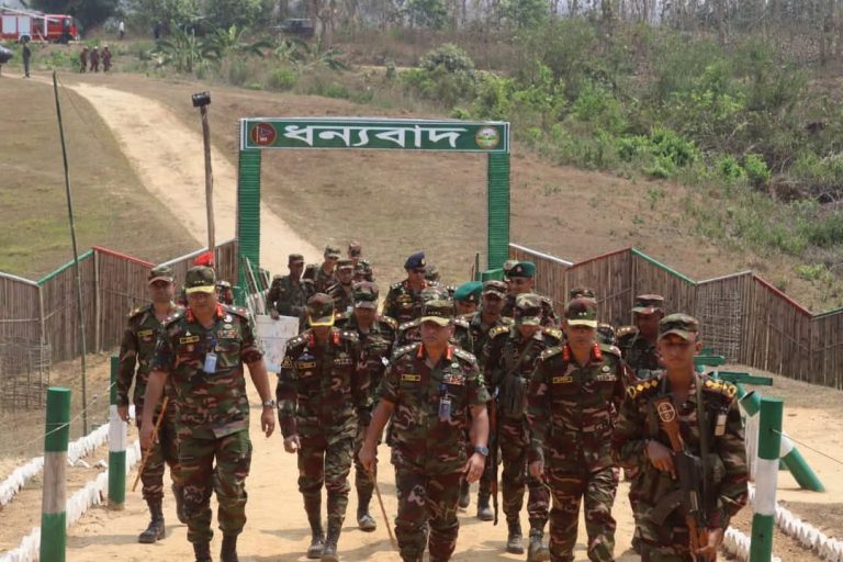 পার্বত্য চট্টগ্রামে সেনা ক্যাম্প পরিদর্শনে সেনা প্রধান