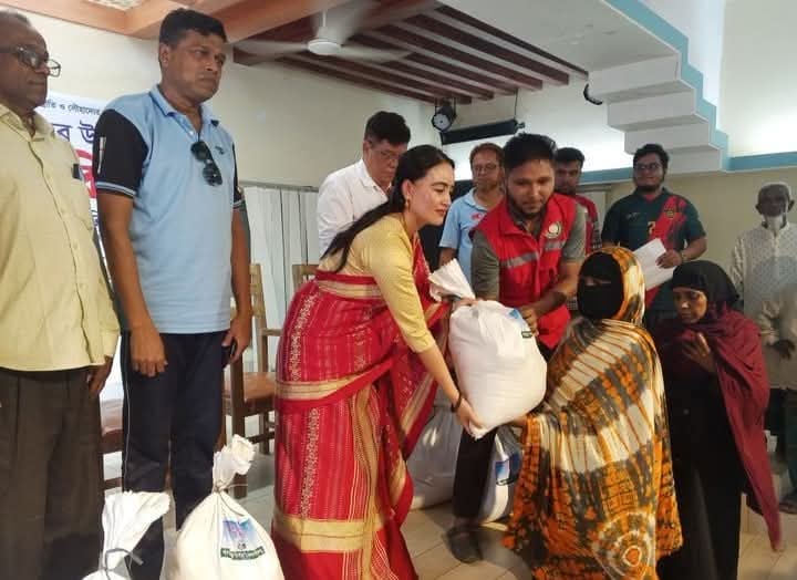 রামগড়ে পার্বত্য জেলা পরিষদ চেয়ারম্যান এর পক্ষ থেকে ঈদ উপহার পেল হতদরিদ্র ১৫০ পরিবার