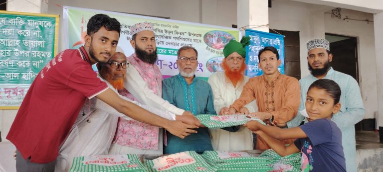 পথশিশুদের মাঝে দূর্মর বাংলাদেশ’র ঈদ উপহার