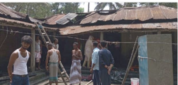 আতশবাজির আগুনে বসতবাড়ি পুড়ে ছাই