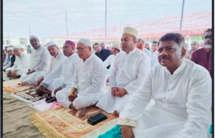 ১৫ বছর পর নাটোর কেন্দ্রীয় ঈদগাহ মাঠে বিএনপির নেতাকর্মীদের নামাজ আদায়