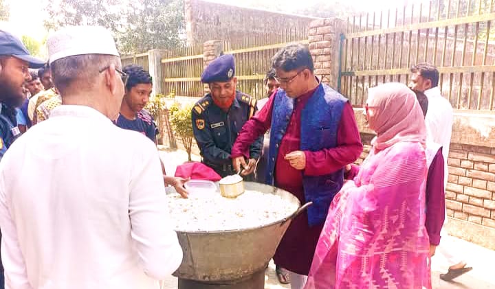 পঞ্চগড় জেলখানায় বন্দিদের নিজ হাতে খাবার খাওয়ালেন জেলা প্রশাসক