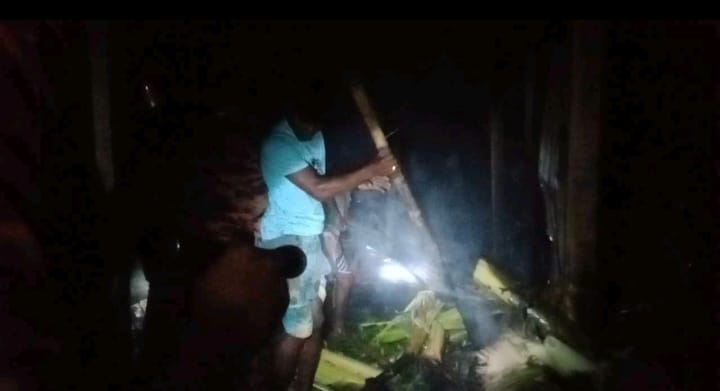 নাটোরে লালপুরে স্ত্রী সন্তানের ওপর রাগ করে নিজ বাড়িতে আগুন