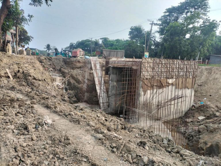 পটিয়ায় খাল আটকে কালভার্ট নির্মাণ এলাকাবাসীর ক্ষোভ