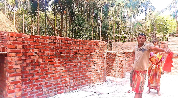 আদালতের নিষেধাজ্ঞা অমান্য করে বাড়ি নির্মাণের অভিযোগ