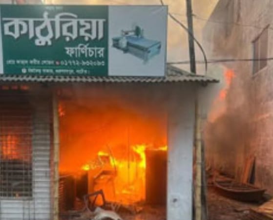 নাটোরের গুরুদাসপুরে ফার্নিচার ও পাটের গুদাম আগুনে ভষ্মিভূত-৭০ লক্ষ টাকার ক্ষতি