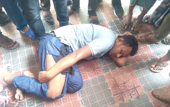 কোচিং সেন্টারে ছাত্রীর সঙ্গে আপত্তিকর অবস্থায় শিক্ষক, জনতার গণপিটুনি